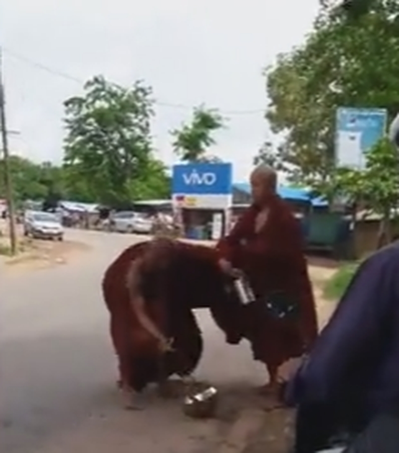 Mönche prügeln sich vor laufender Kamera auf der Straße