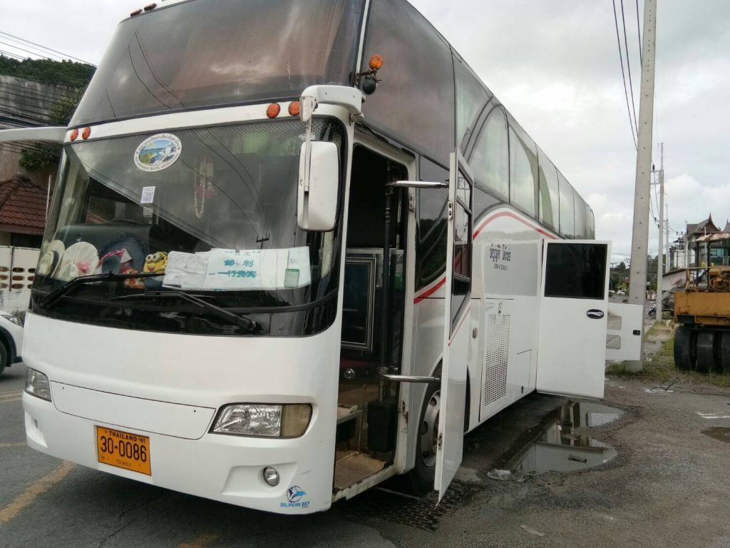Chinesischer Tour Bus fängt auf Phuket Feuer – keine Verletzten