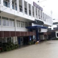 Nach schweren Regenfällen bekommt die Polizei in Patong nasse Füße
