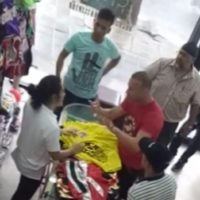 Italienischer Boxer bekommt einen Wutanfall wegen angeblich gefälschter T-Shirts