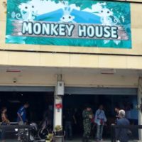 Ausländische Motorradgruppe randaliert in einer Bar in Surin