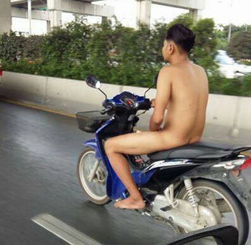 Nackter Motorradfahrer stockbesoffen auf dem Bangkoker Expressway unterwegs