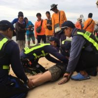 Rettungsschwimmer können in Pattaya eine betrunkene Thai vor dem Ertrinken retten