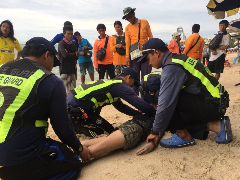 Rettungsschwimmer können in Pattaya eine betrunkene Thai vor dem Ertrinken retten