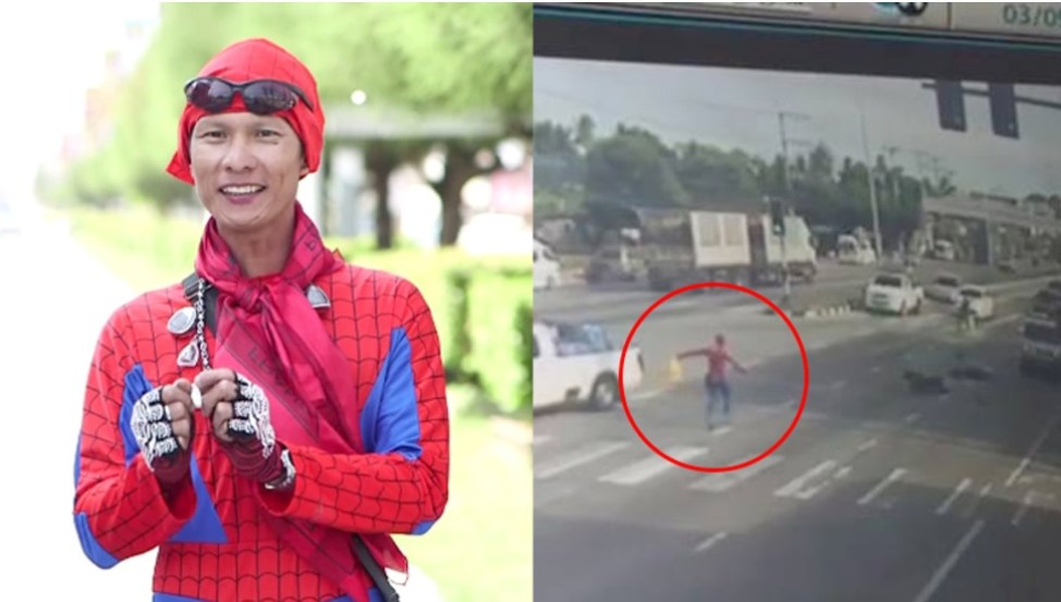 Spider Man eilt einem Motorradfahrer nach einem Unfall zur Hilfe