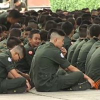 Yinglucks Sohn nimmt an einem militärischen Pflichtkurs für thailändische Studenten teil
