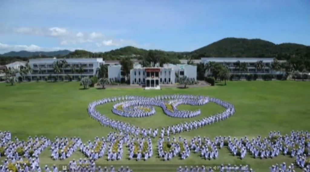 Rund 1.300 Marine Offiziere in Sattahip ehren den verstorbenen König Bhumibol