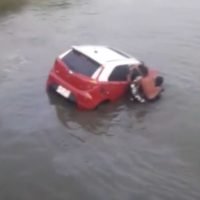 Mutige Männer retten zwei Menschen aus einem sinkenden PKW im Fluss Kwai