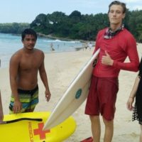 Freiwillige Rettungsschwimmer auf Phuket retten eine Touristenfamilie vor dem Ertrinken