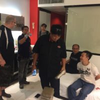Ausländer hilft der Drogenpolizei in Pattaya beim Fang eines Drogenhändlers