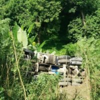 Schwerer Beton LKW rutscht auf Phuket 30 Meter eine Klippe hinunter