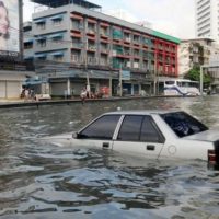 Bangkok von einer Blitzflut getroffen
