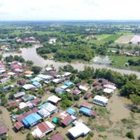 König bietet den von der Flut betroffenen Menschen in der Provinz Phichit eine Erleichterung