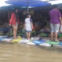 Der Yom Fluss überflutete am Montagmorgen den bekannten Phai Pha Zentral Markt in Phichit