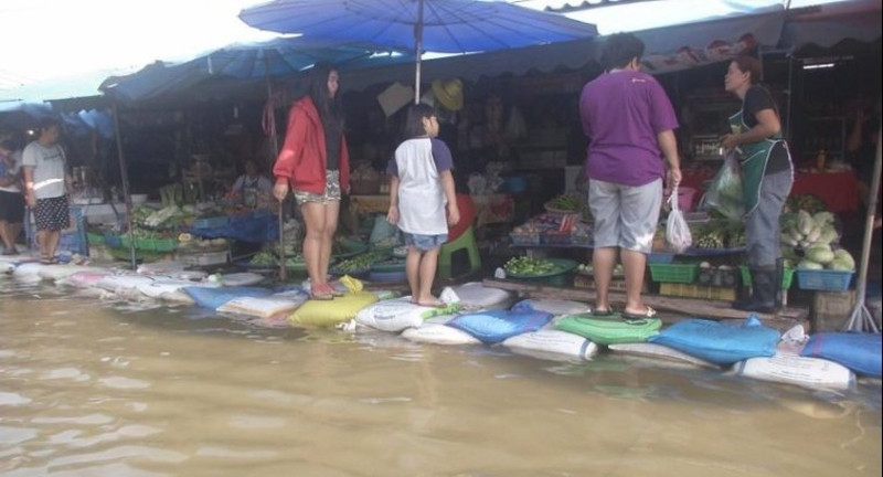 Der Yom Fluss überflutete am Montagmorgen den bekannten Phai Pha Zentral Markt in Phichit