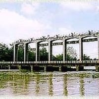 Behörden warnen die Einwohner vor dem Überlaufen des Phimai Staudamm