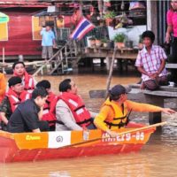 Premierminister Prayuth besucht die überfluteten Dörfer in Ang Thong