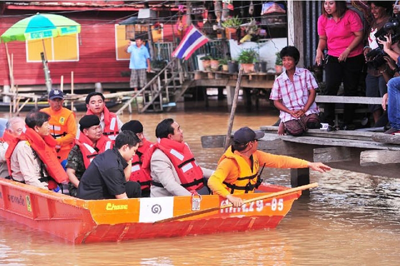Premierminister Prayuth besucht die überfluteten Dörfer in Ang Thong