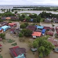 Eine riesige Wassermasse bewegt sich stromabwärts nach Pathum Thani und Nonthaburi