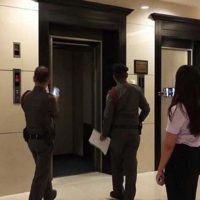 15 chinesische Touristen überladen einen Aufzug in Chiang Mai und stürzen ab
