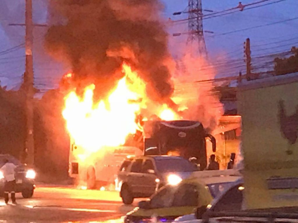 26 chinesische Touristen entkommen auf Phuket nur knapp einem Bus Feuer
