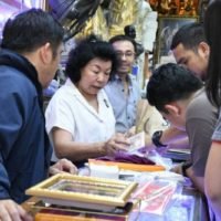 65-jährige Geschäftsfrau verkauft gefälschte Anstecknadeln von König Rama IX