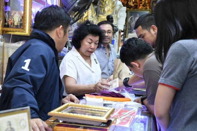 65-jährige Geschäftsfrau verkauft gefälschte Anstecknadeln von König Rama IX