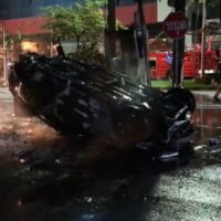 Anwohner retten einen Schweizer nach einem Unfall aus seinem Autowrack