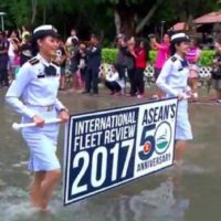 Flottenparade trotz überschwemmter Beach Road in Pattaya