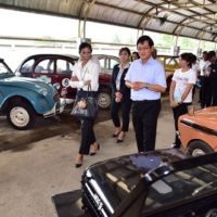 Tourismusministerin Kobkarn besichtigt das Fahrzeugmuseum in Nakhon Pathom