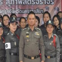 Polizei in Korat bildet weibliche Offiziere zu “ Traffic Ladies “ aus