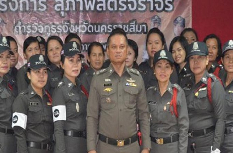 Polizei in Korat bildet weibliche Offiziere zu “ Traffic Ladies “ aus