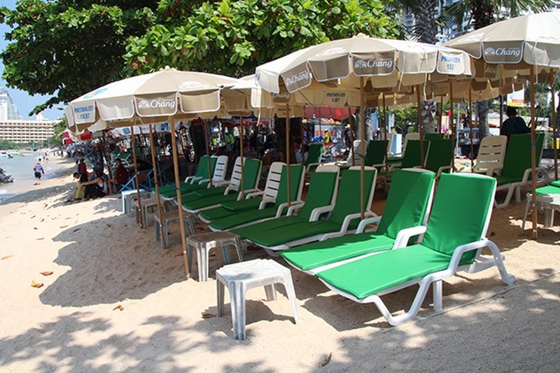 Neue Strandliegen in Pattaya sind unbequem und fallen im Sand um