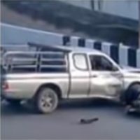 Auch ein Pickup Fahrer flüchtet, nachdem er einen Motorradfahrer überrollt hat