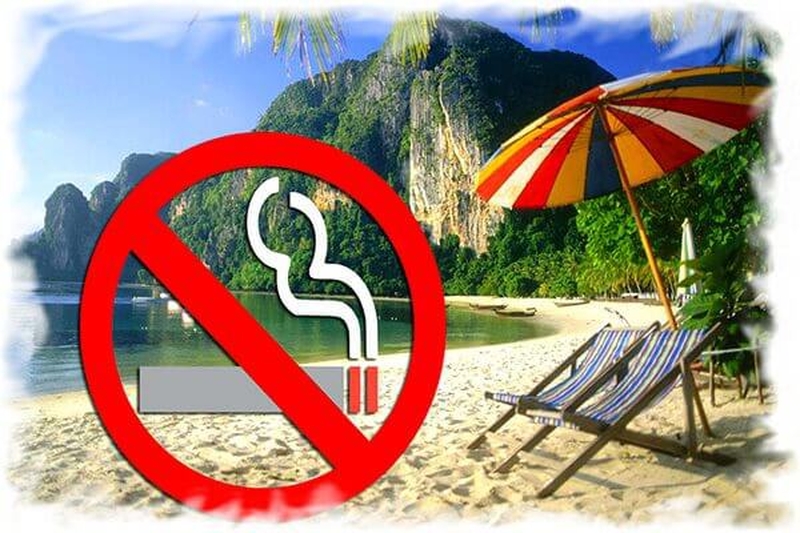 Touristen in Pattaya halten sich nicht an das Rauchverbot am Strand