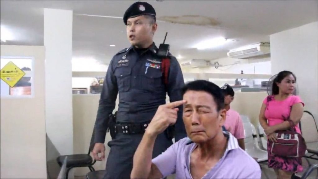 Thai Frau greift einen 70-jährigen Japaner am Strand von Pattaya an