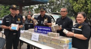 Zwei Brüder beim Schmuggeln von 98 Millionen Baht nach Laos erwischt