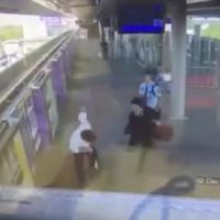 Sicherheitskräfte der MRT sehen tatenlos zu, wie ein Passagier attackiert wird