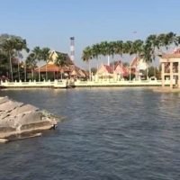 Brücke über den Tha Chin Fluss in Nakhon Pathom nach Schlepper Kollision zusammen gebrochen