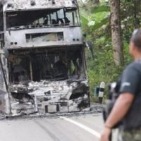 Militante fackeln in Yala einen Bus nach Bangkok ab