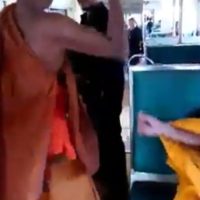 Mönche beleidigen einen Zugpassagier und verpassen ihm zwei Schläge