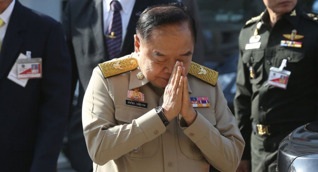 Wird Prayuth seinen Stellvertreter General Prawit vom Amt suspendieren?