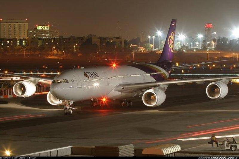 Bewaffneter Islamischer Staatsmann versucht mit der THAI Airways zu fliegen