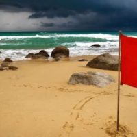 An vielen Stränden im Süden warnen rote Flaggen vor hohen Wellen und starken Winden