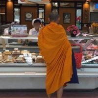 Ist ein Mönch beim Einkaufen von teurer ausländischer Wurst ein Kritikpunkt?