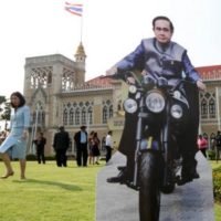 Zahlreiche Beschwerden über Prayuths lebensgroße Pappfiguren zum Kindertag