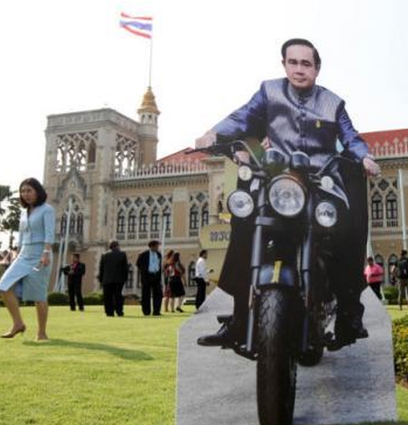 Zahlreiche Beschwerden über Prayuths lebensgroße Pappfiguren zum Kindertag