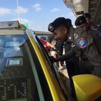 Die Touristenpolizei fordert alle Fahrgäste auf, Taxifahrer die keinen Taxameter benutzen, zu melden