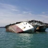 Gestrandetes Fischerboot vor Phuket verliert Öl und Treibstoff