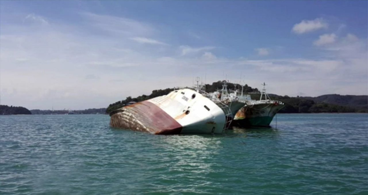 Gestrandetes Fischerboot vor Phuket verliert Öl und Treibstoff